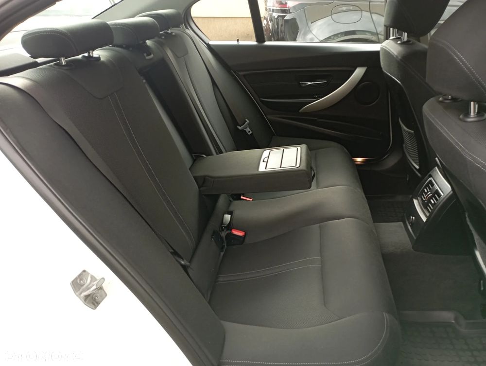 BMW Seria 3 318i - 10