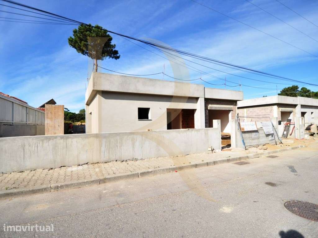 Moradia isolada térrea T3 com piscina e garagem em Azeitão