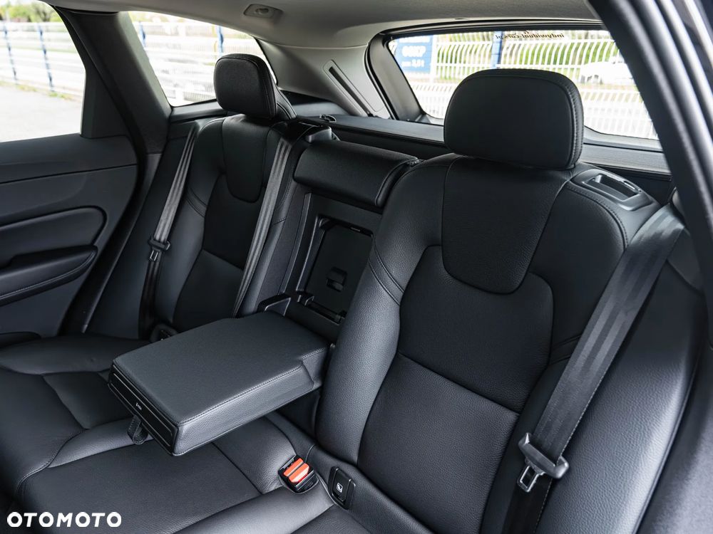 Volvo XC 60 B4 D Plus Dark - 28