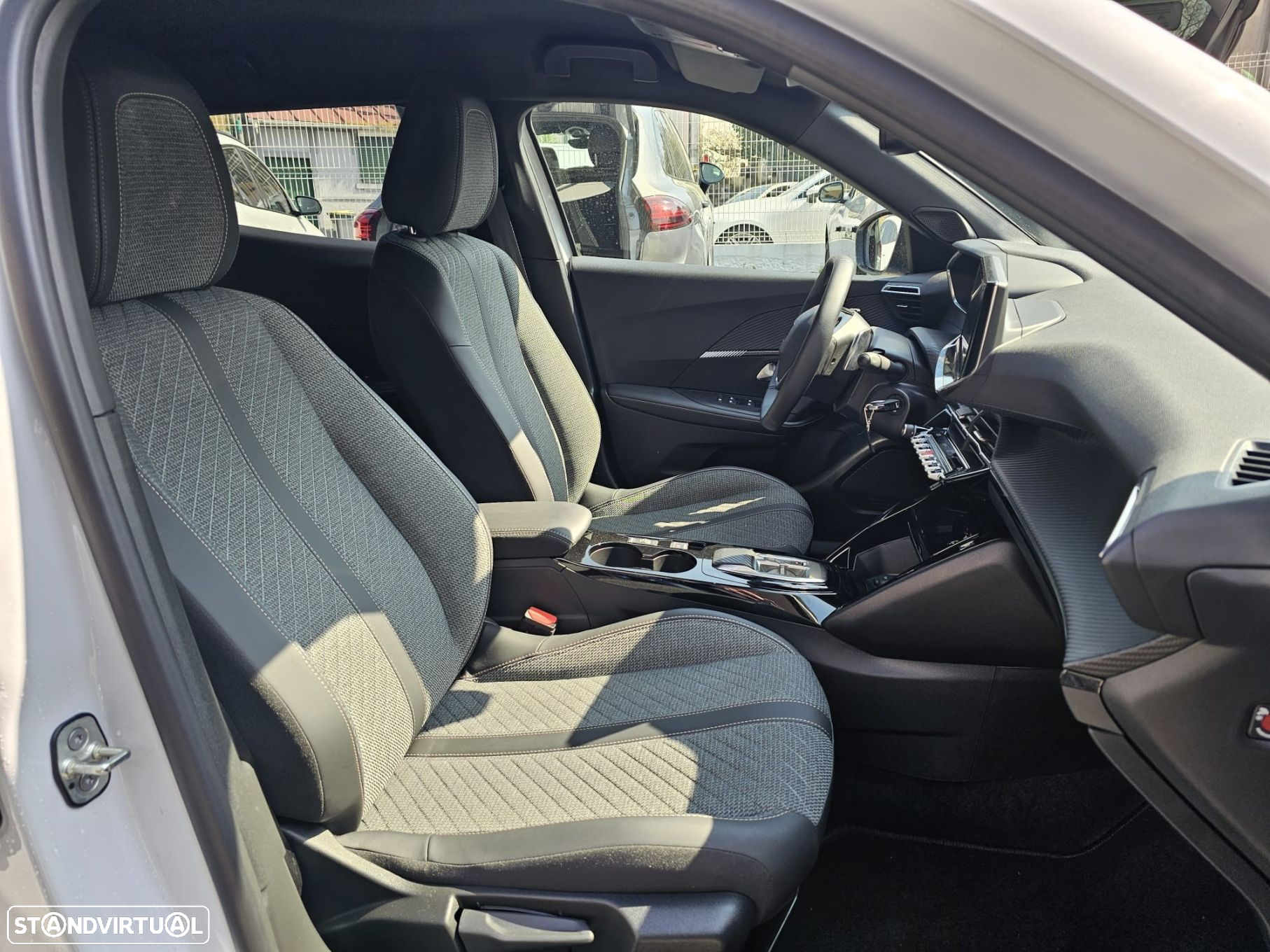 Peugeot 2008 1.2 PureTech Allure Pack EAT8 - 11