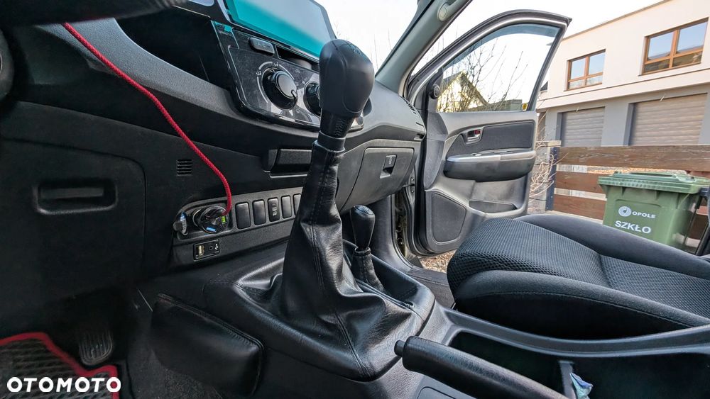 Toyota Hilux 2.5 D-4D SR - 28