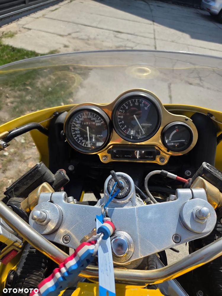 Yamaha FZR - 9