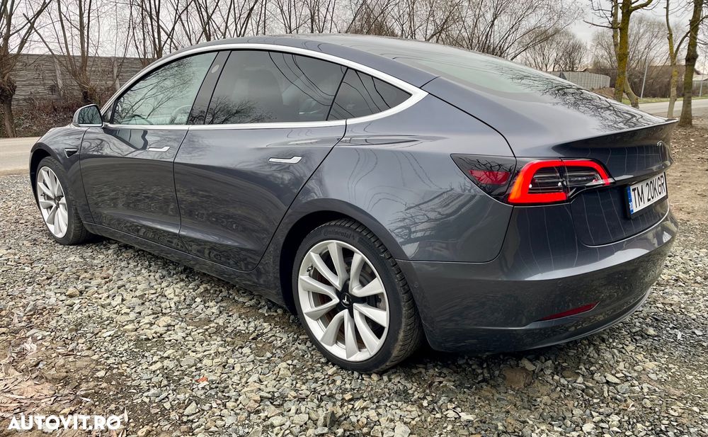 Tesla Model Y - 4