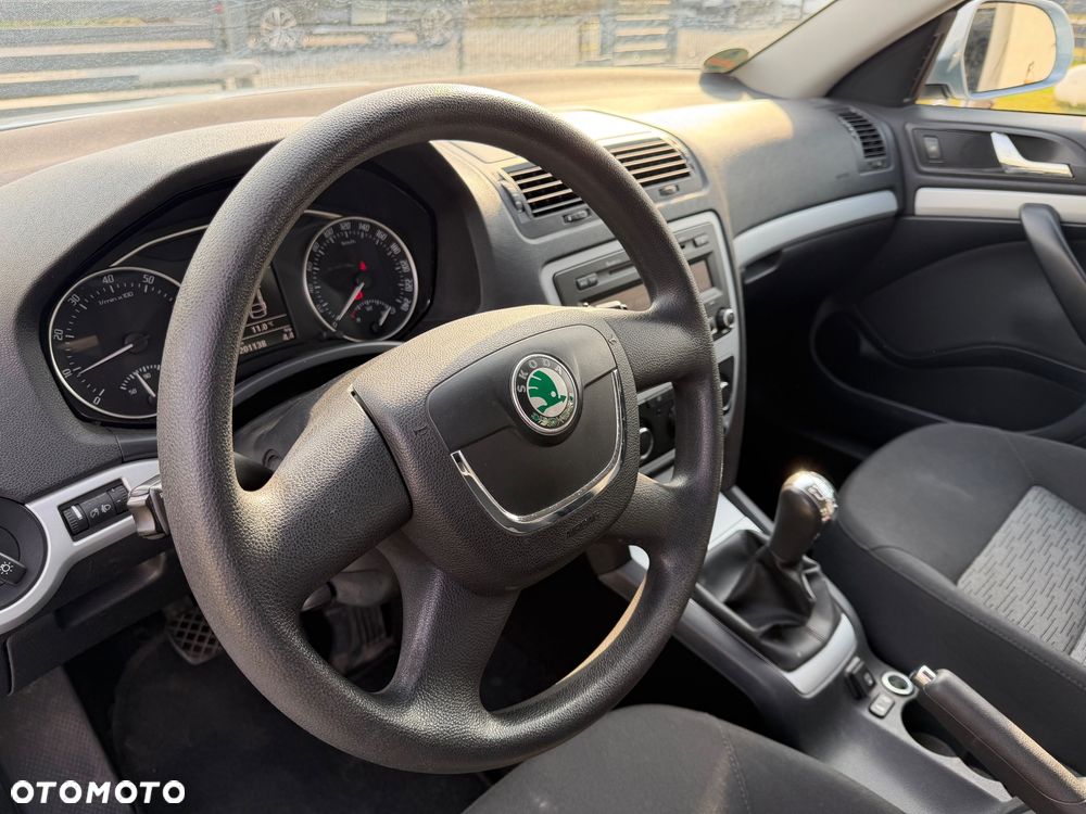 Skoda Octavia 1.6 Combi Style - 8