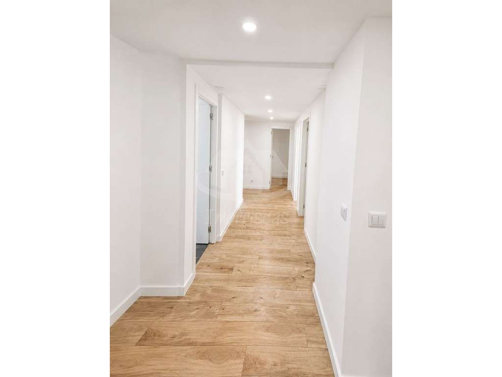 Apartamento T2+1 totalmente remodelado, no Forte da Casa - Grande imagem: 4/11