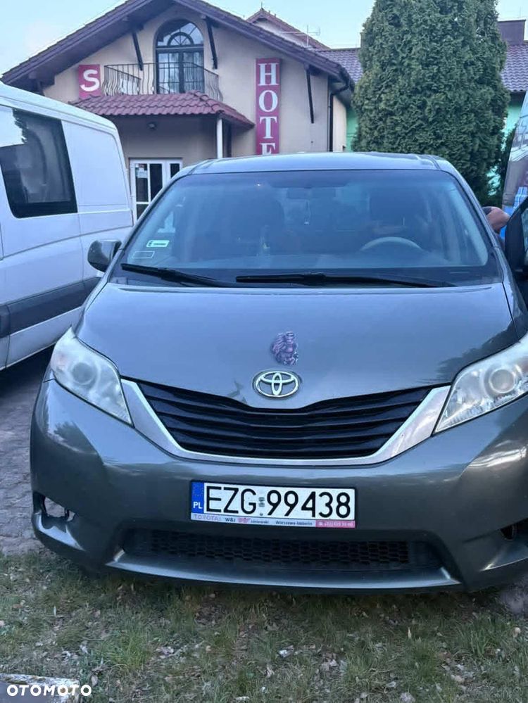 Toyota Sienna 3.5 LE AWD - 6