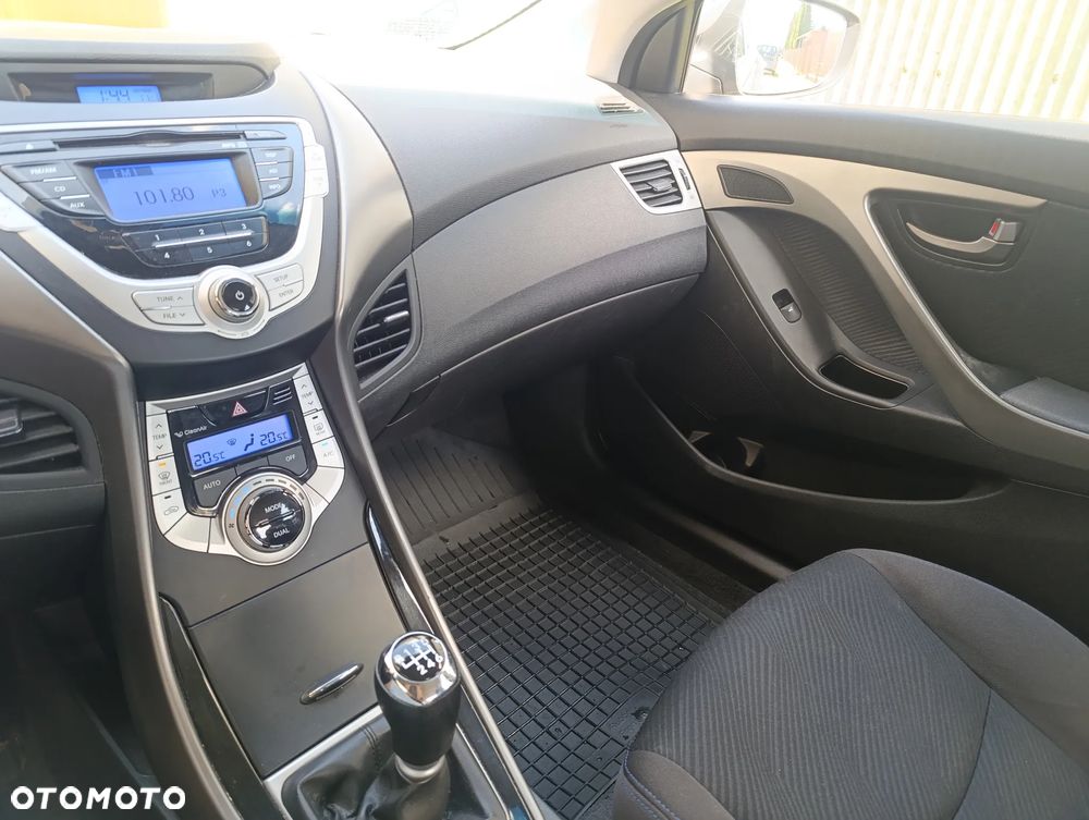 Hyundai Elantra 1.6 Classic + - 9