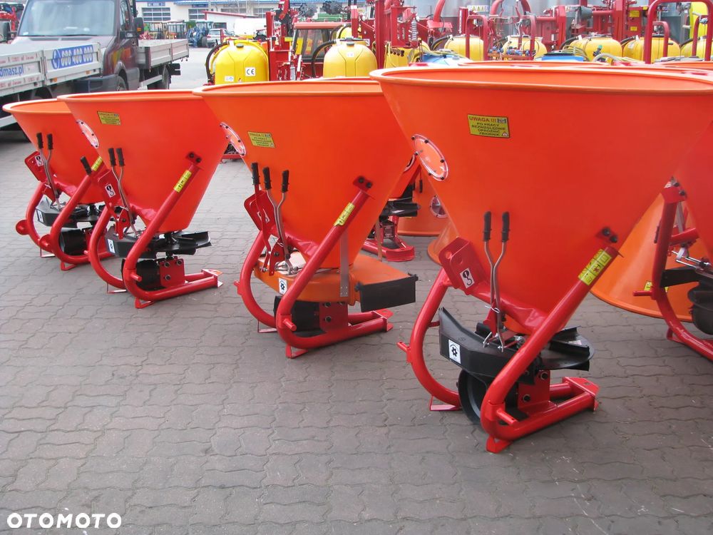 Inny Rozsiewacz nawozów i wapna, taśmowy jedno i dwu tarczowy Kłos, Motyl 300, 400, 600, 800 1000 litrów, Rozsiewacz nawozów dwutarczowy ABRA2 - MAXI, Semior, Unior, Unior2, Mini, Mini2, Rozsiewacz dwutarczowy DEX-WAL (Lift, Tornado duo Turbo), Rozsiewacz nawozów Pronar  FD1-M05 - 35