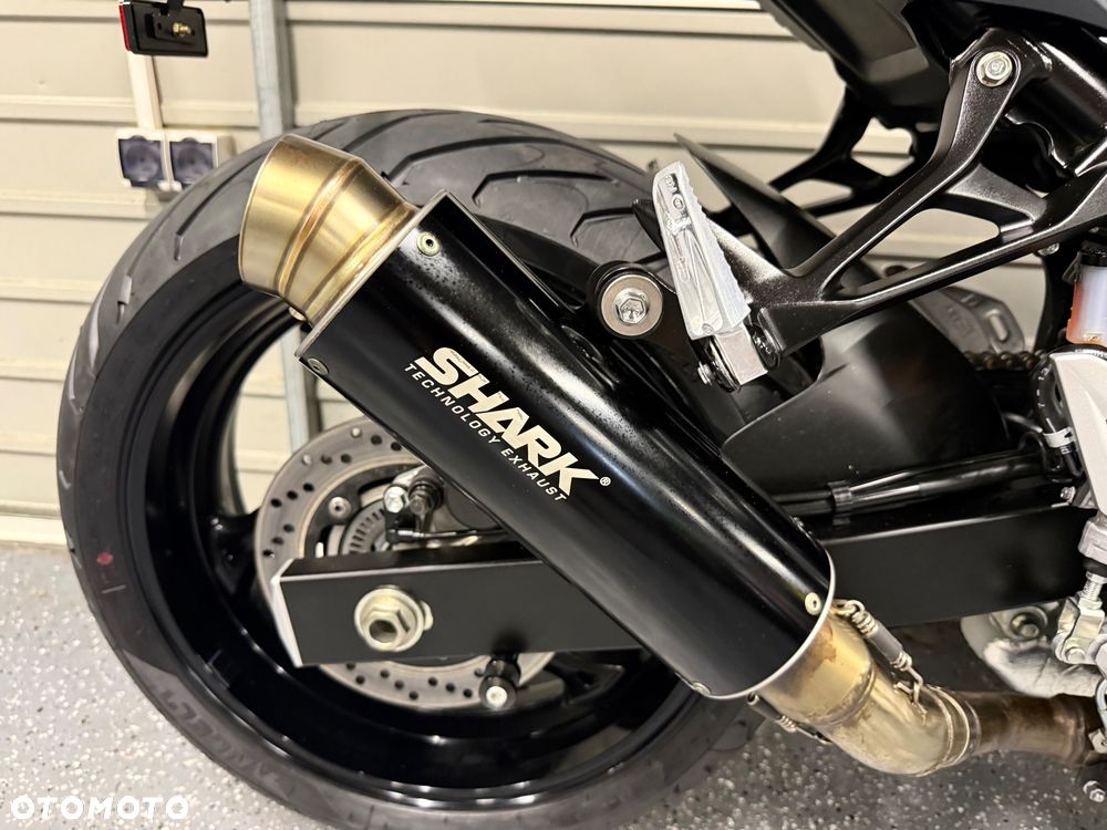 Suzuki GSR - 7