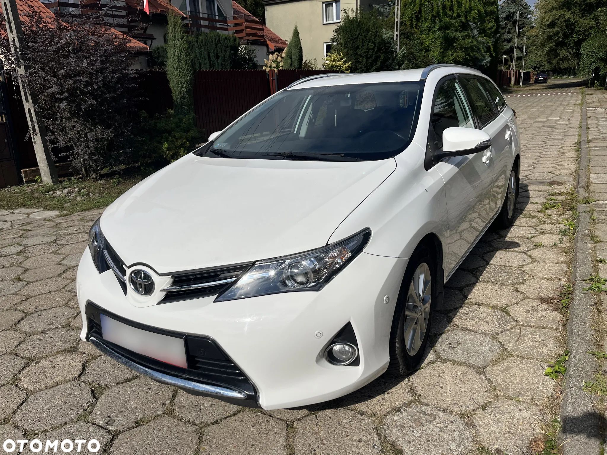 Toyota Auris 1.6 Premium + - 1
