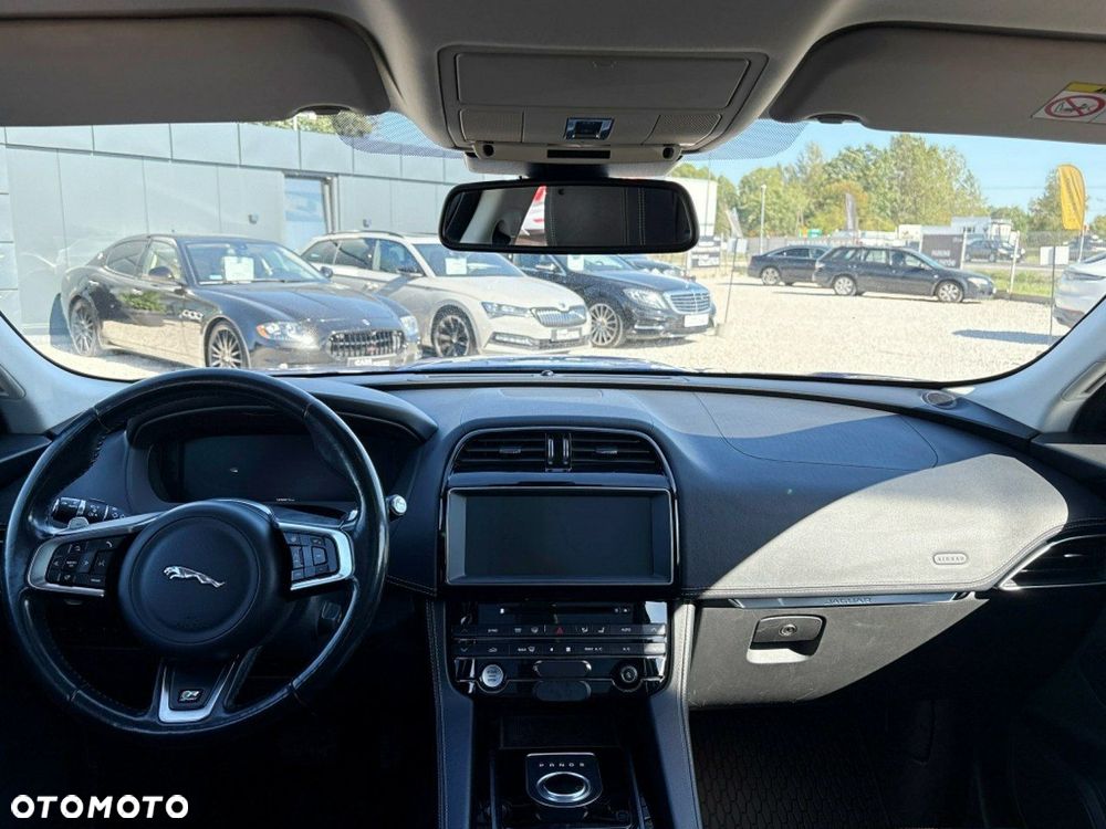 Jaguar F-Pace - 16