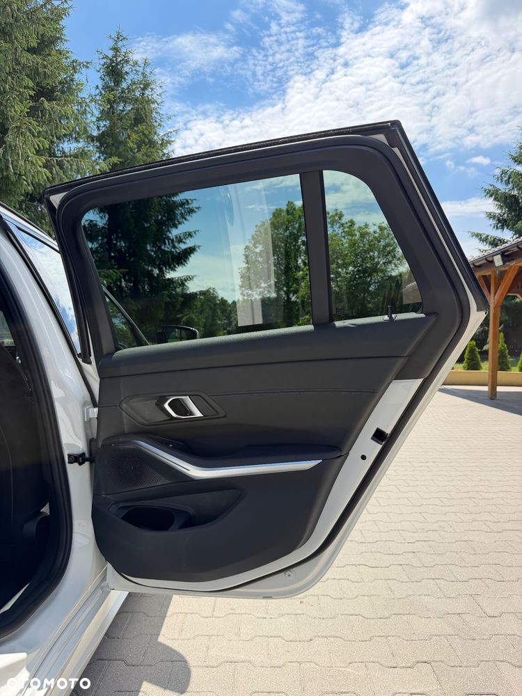 BMW Seria 3 320i M Sport - 25