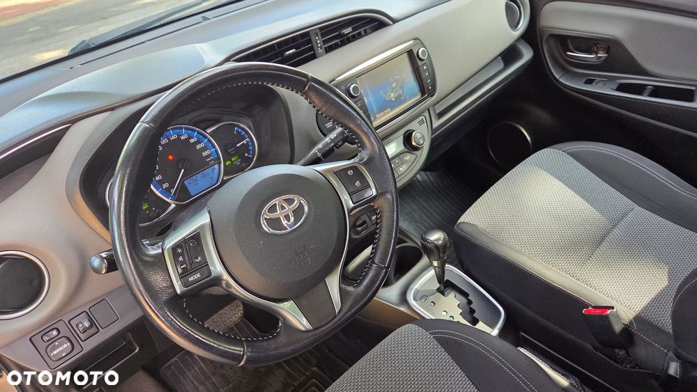Toyota Yaris Hybrid 100 Dynamic - 13