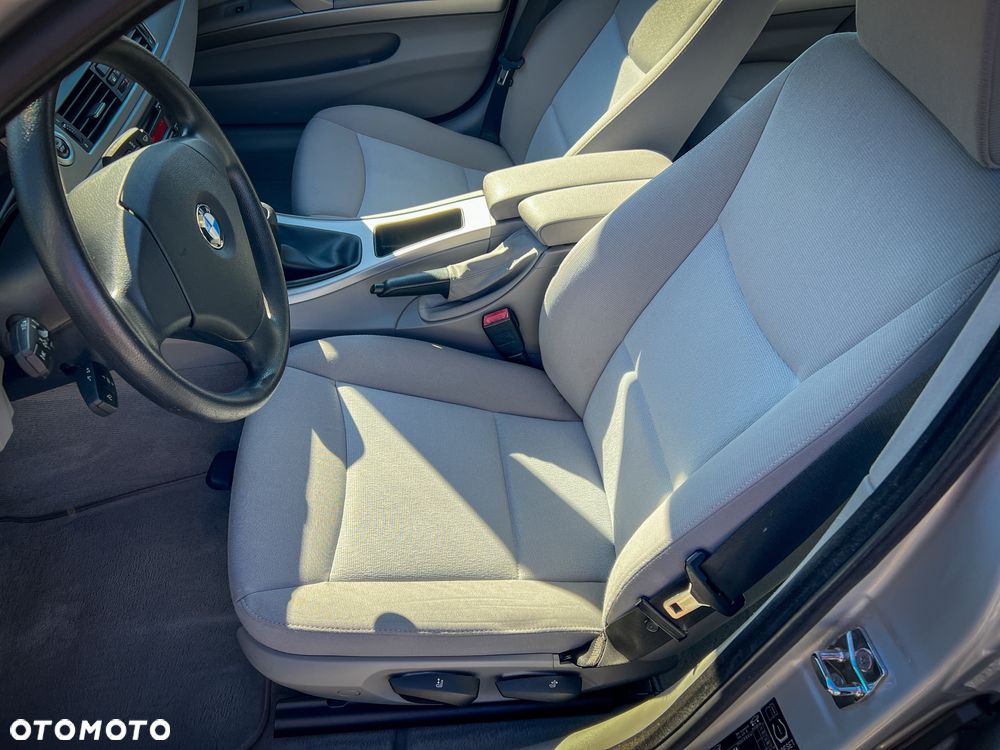 BMW Seria 3 318i Touring - 23