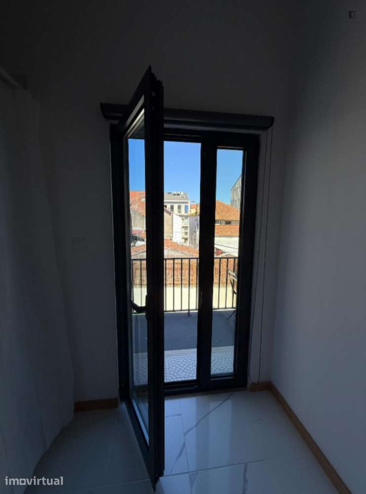 Quarto - localizado em Santa Marinha Porto - Grande imagem: 4/27