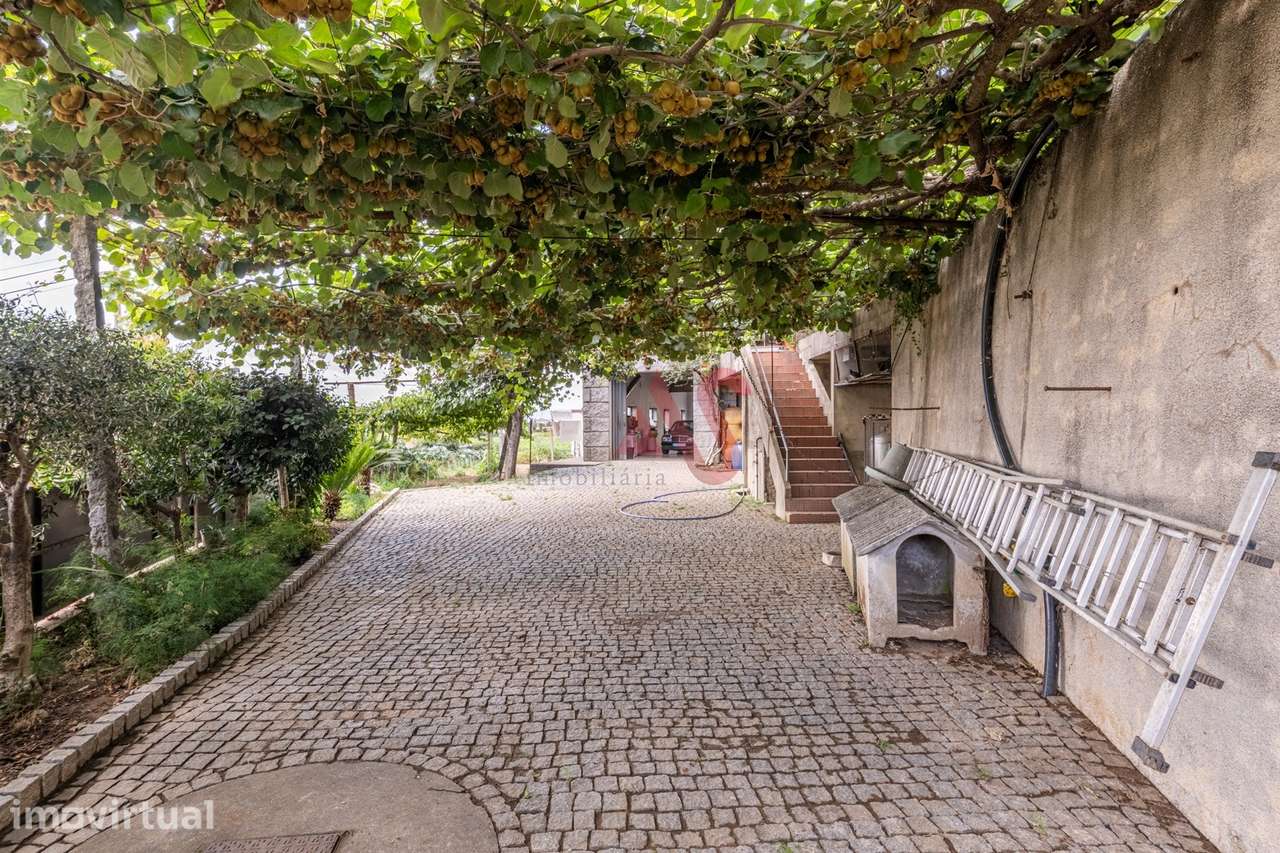 Moradia T7 com Espaço Comercial, Jardim e 3000m² de Terreno | Caramos - Grande imagem: 4/40