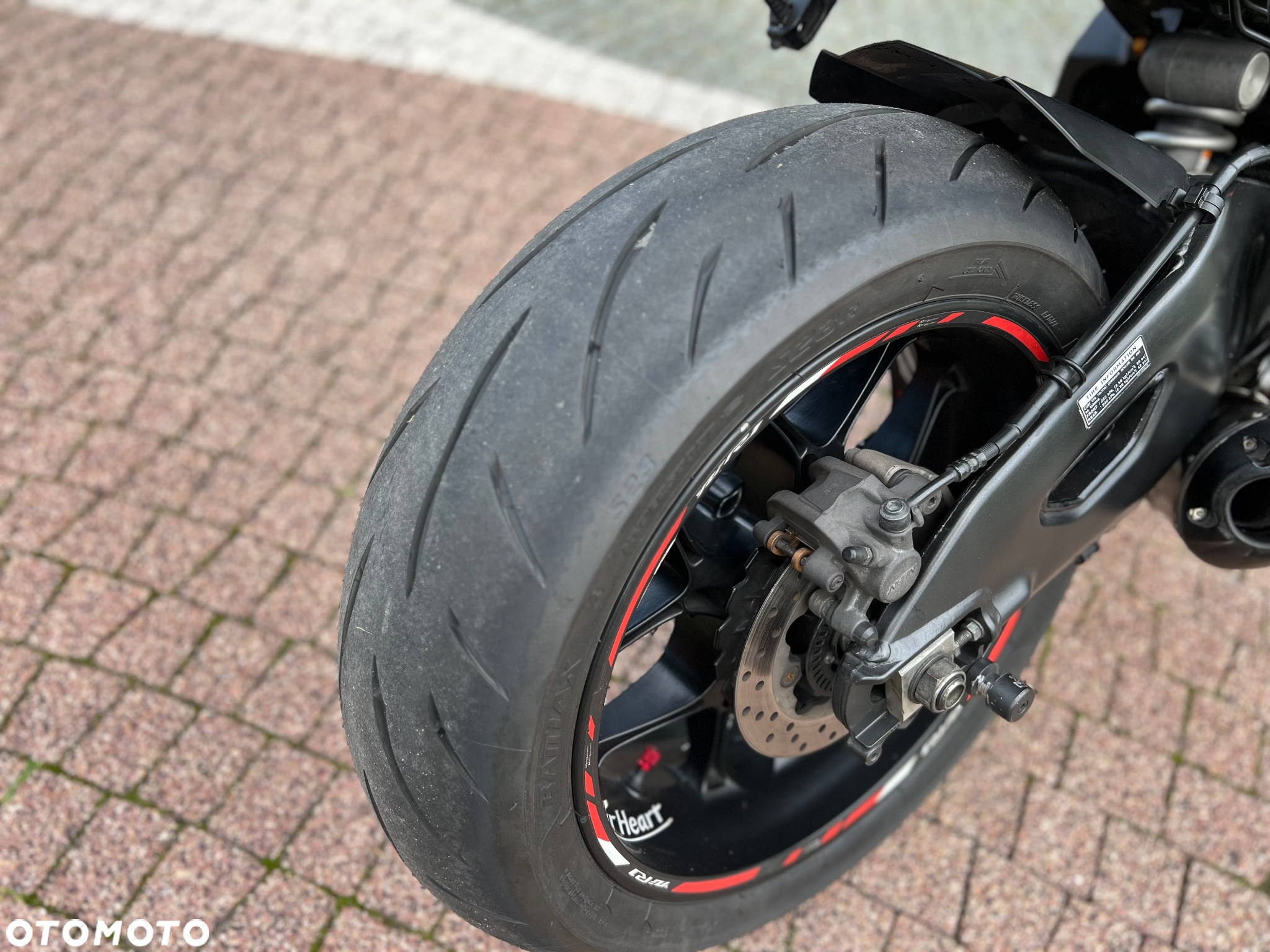 Yamaha R1 - 12