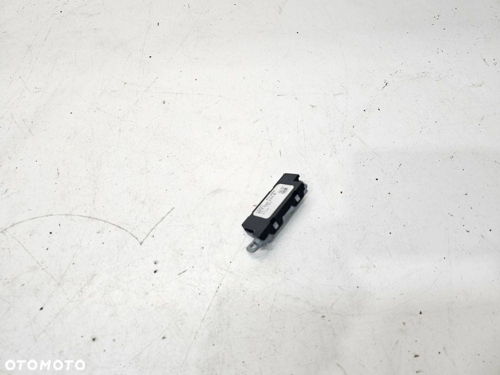 WZMACNIACZ ANTENY AUDI A3 8P LIFT 3-DRZW 8P3035225B - 2