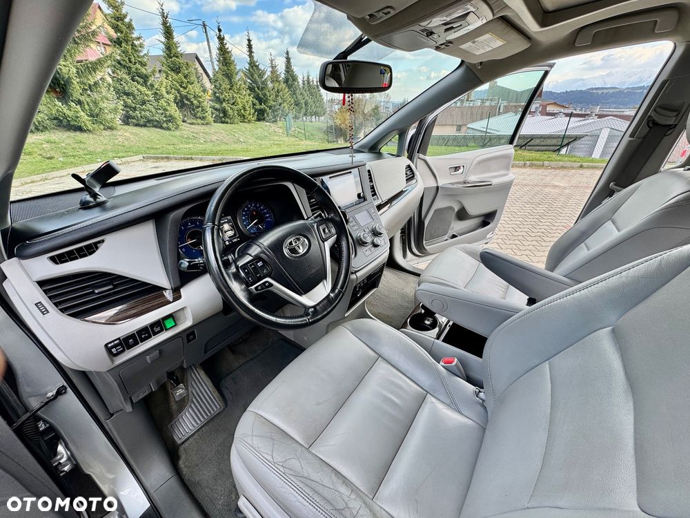 Toyota Sienna 3.5 V6 - 8