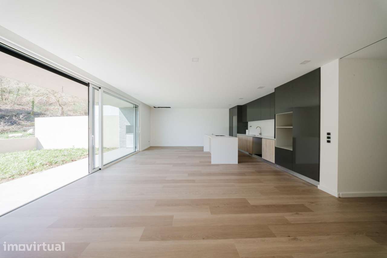 Moradia T3 com 3 Suites, Garagem e Jardim | Póvoa de Lanhoso - Grande imagem: 2/35