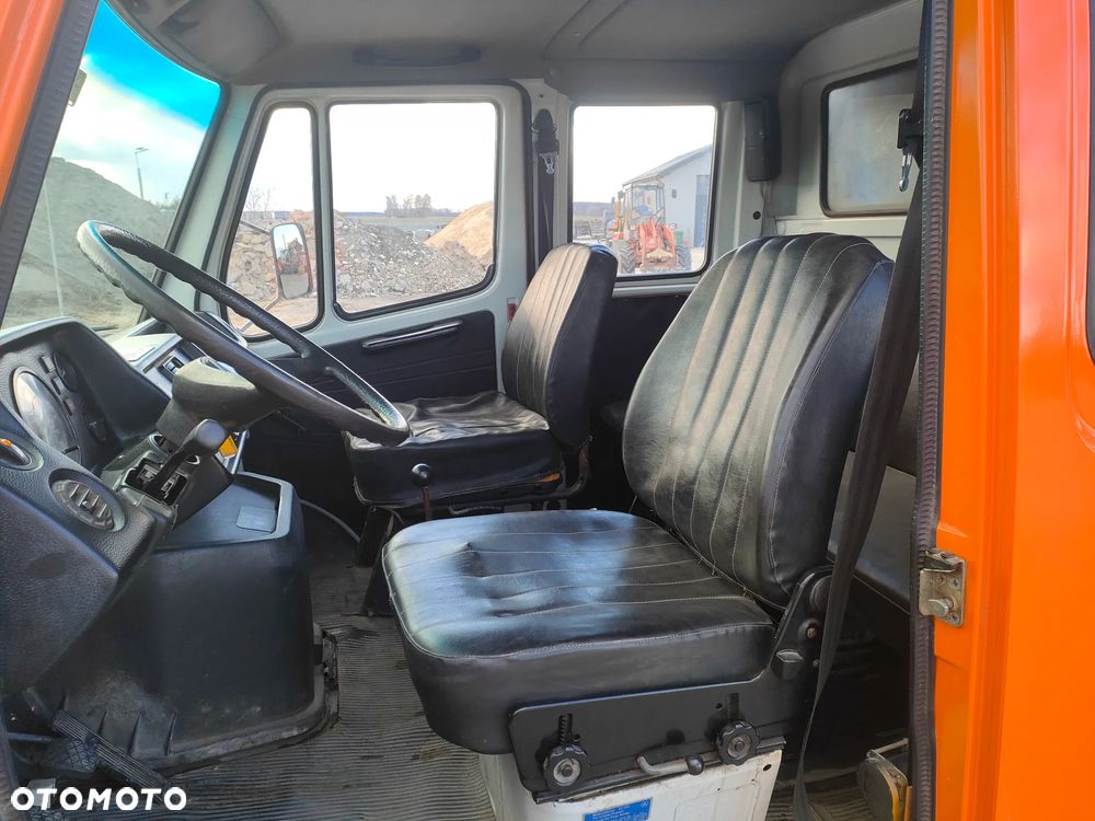 Mercedes-Benz 310 - 8