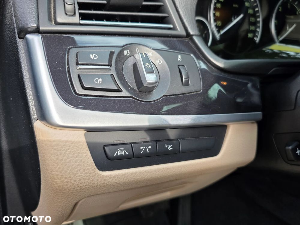 BMW Seria 5 530d xDrive Touring - 17