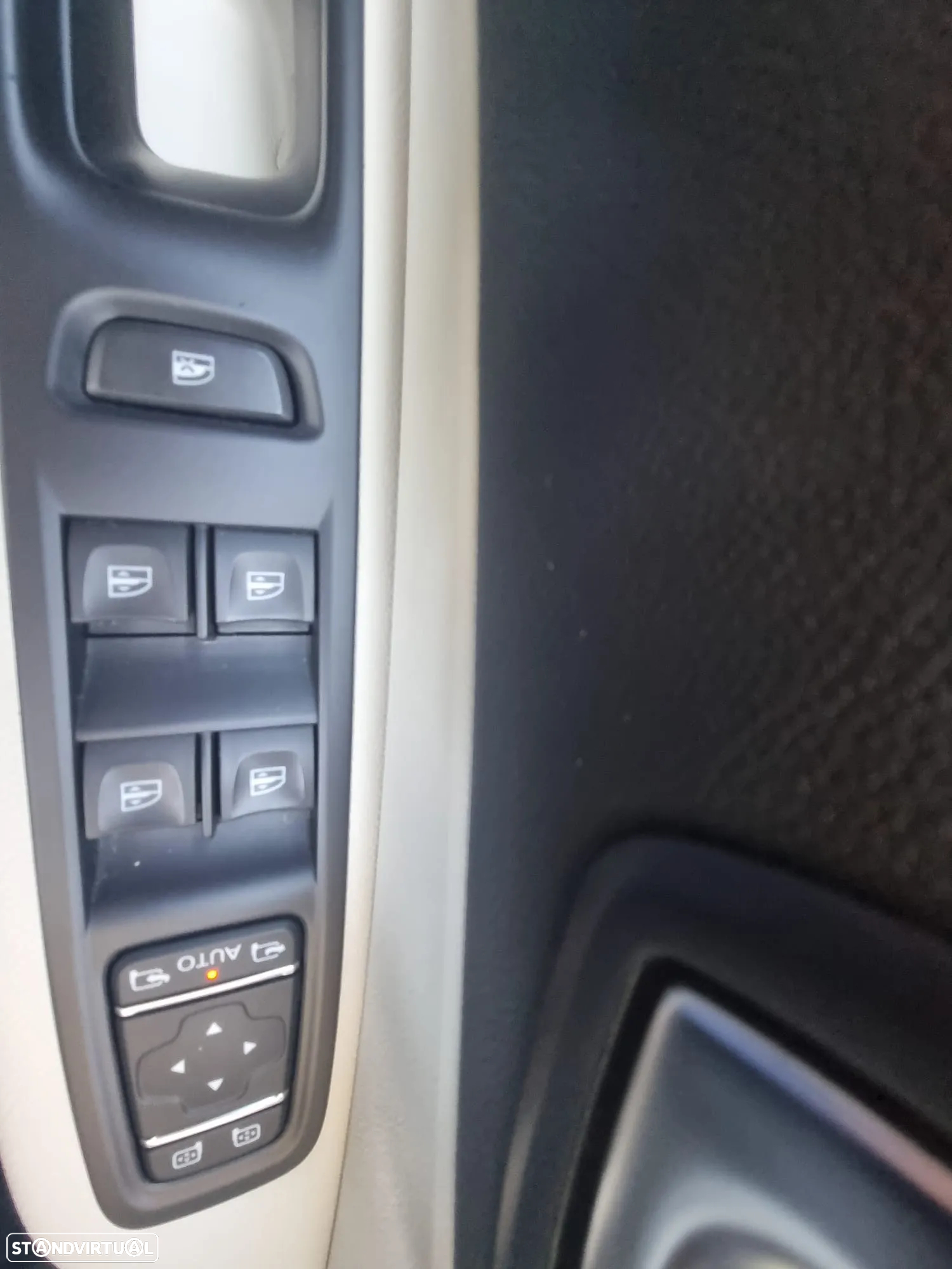 Renault Captur 1.5 dCi Initiale Paris EDC - 32