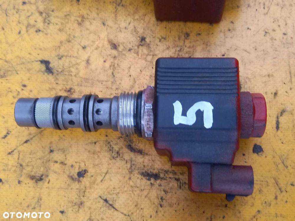Blok zaworowy Powershift rozdzielacz cewka McCormick XTX200 - 11
