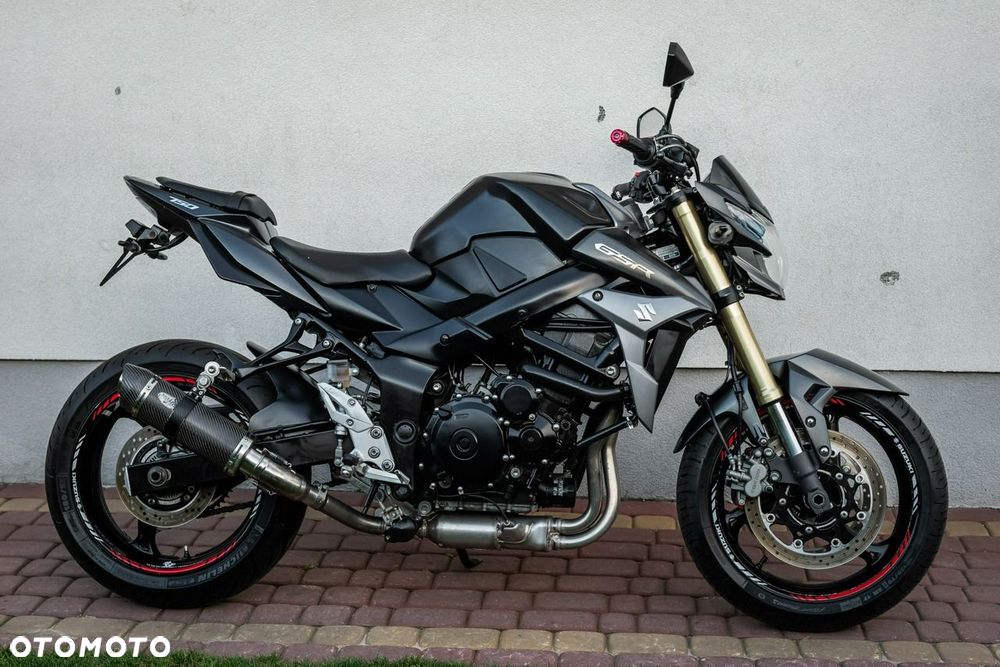 Suzuki GSR - 3