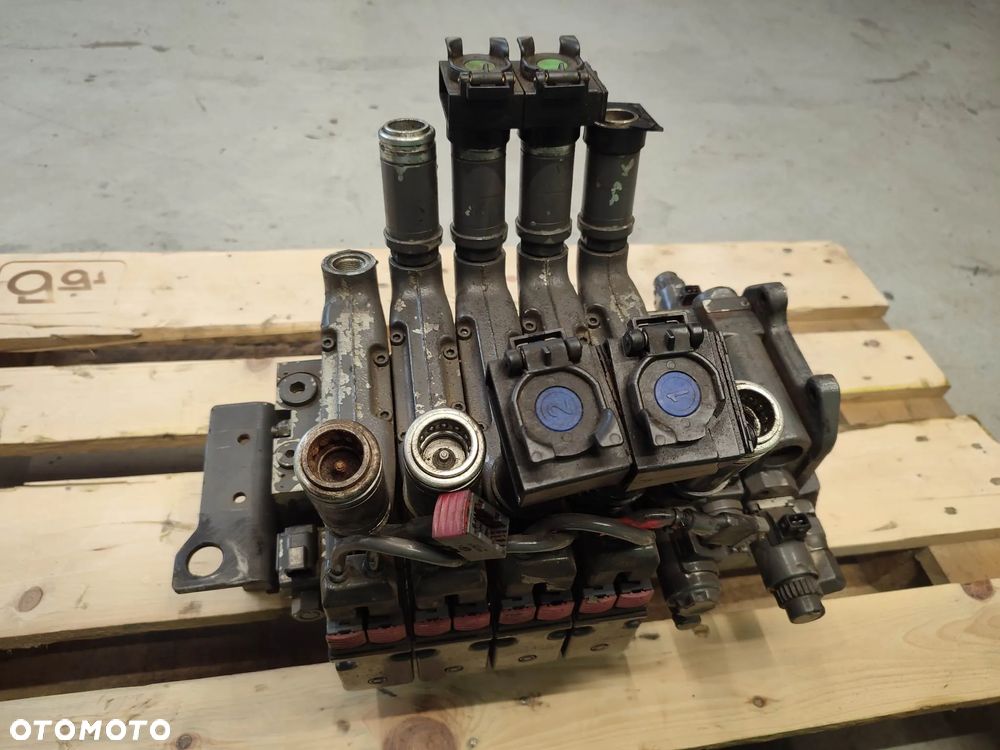 Rozdzielacz hydrauliczny Valtra N 163 (36448900) - 10