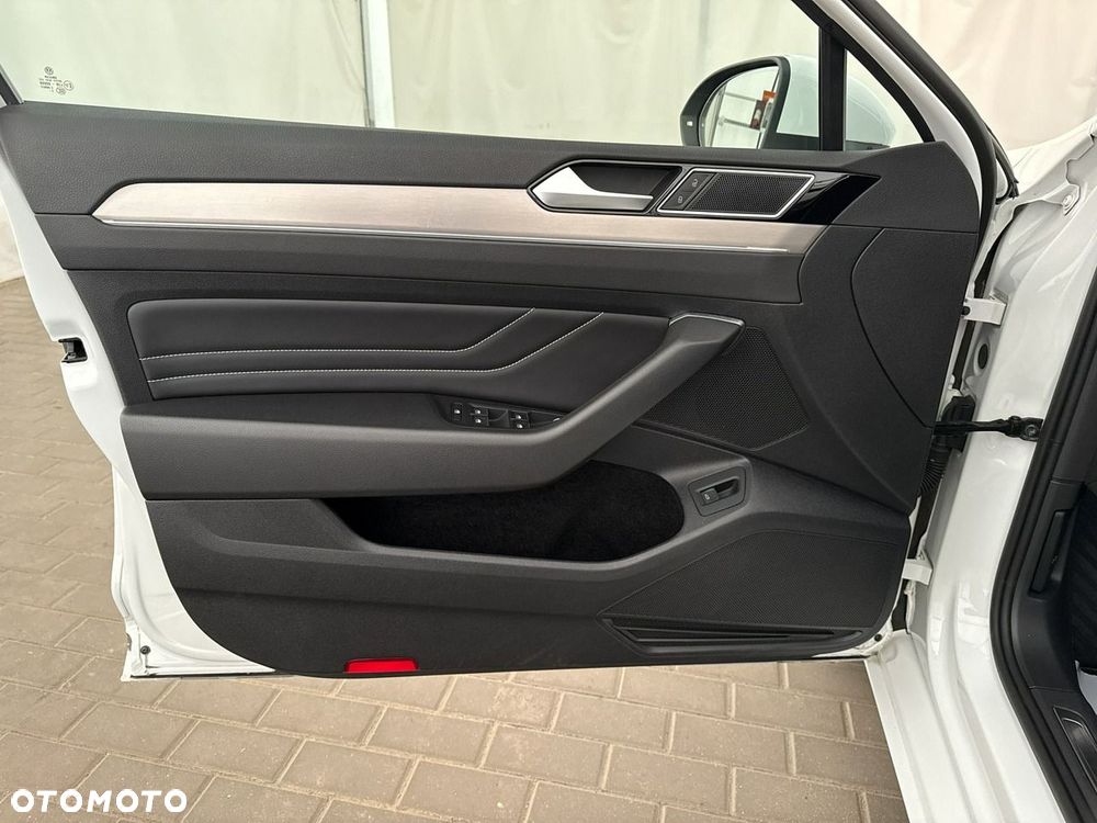 Volkswagen Passat - 11