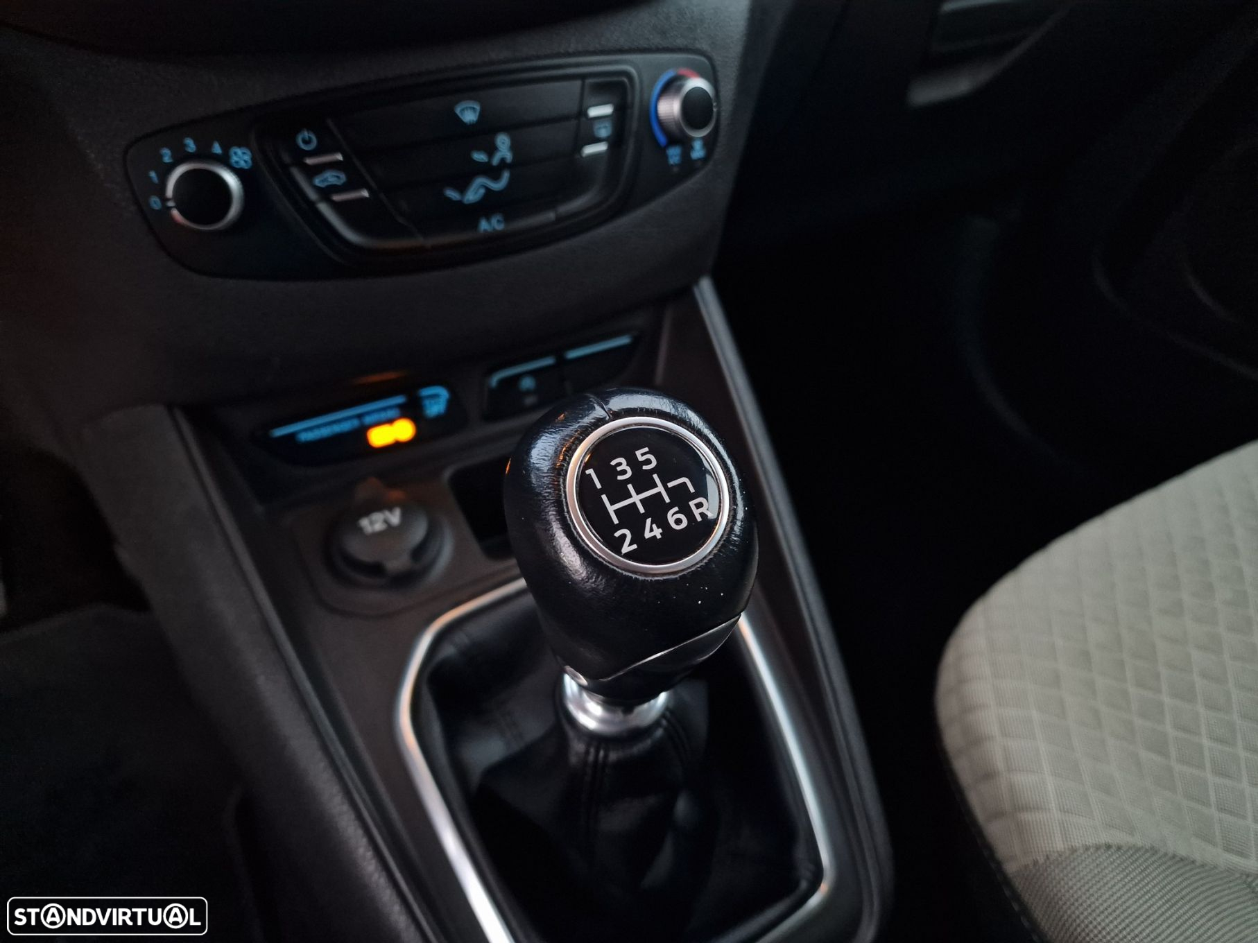 Ford Tourneo Courier 1.0 EcoBoost Titanium - 25