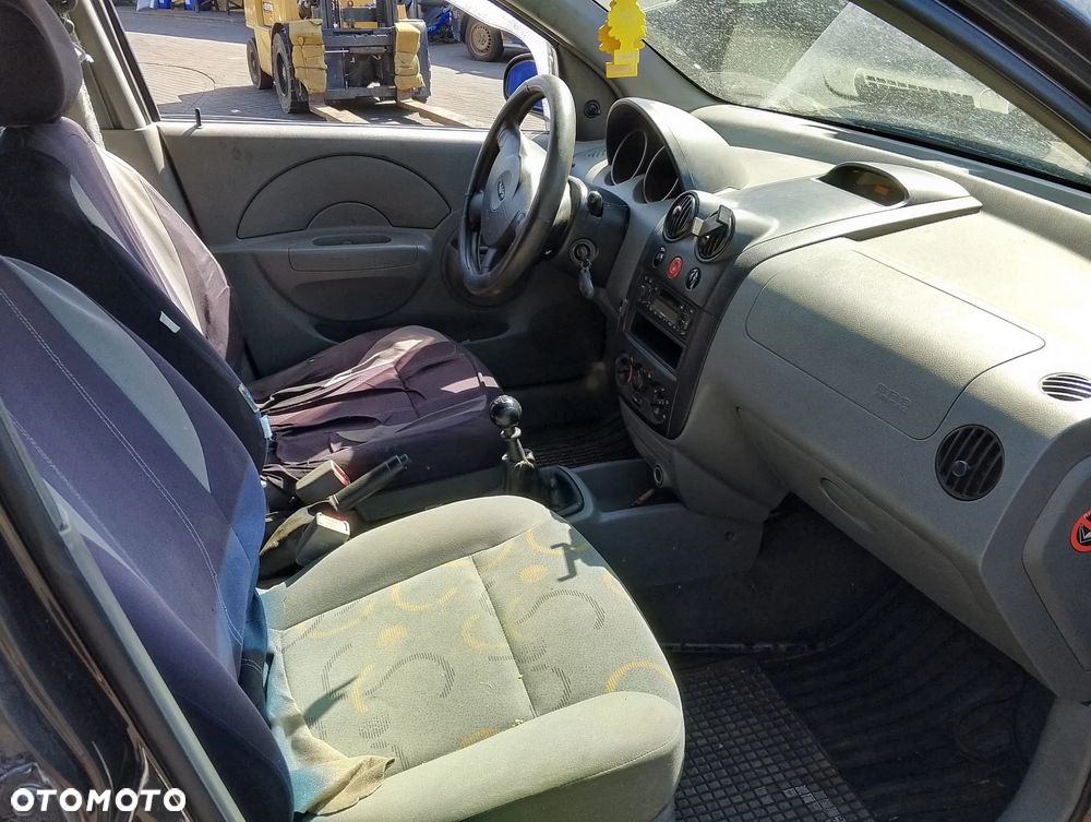 Daewoo Kalos (02-07r.) 1.4 B 82KM. Silnik F14S3 Skrzynia M79 lakier.Cały na części. GWARANCJA !!!  Przód Tył Zestaw Komplet Drzwi Klapa Zderzak Błotnik Maska Grill Atrapa Szyba Pas Lampa Lusterko Boczki Fotel Kanapa Kokpit Deska Rozdzielcza Przełącznik Włącznik Sterownik Przewody Wiązka Instalacja Moduł Komputer Czujnik Listwa Pompa Alternator Wtryski Głowica Rozrusznik Kompresor Sprzęgło Dwumas Silnik Skrzynia ABS Klimatyzacji Paliwa Wspomagania Kolektor Turbina Przepustnica Zawór Chłodnica Koło Hak Belka Sanki Zawieszenie Mcpherson Półoś Amortyzator Wydech Tłumik Zacisk Most - 8