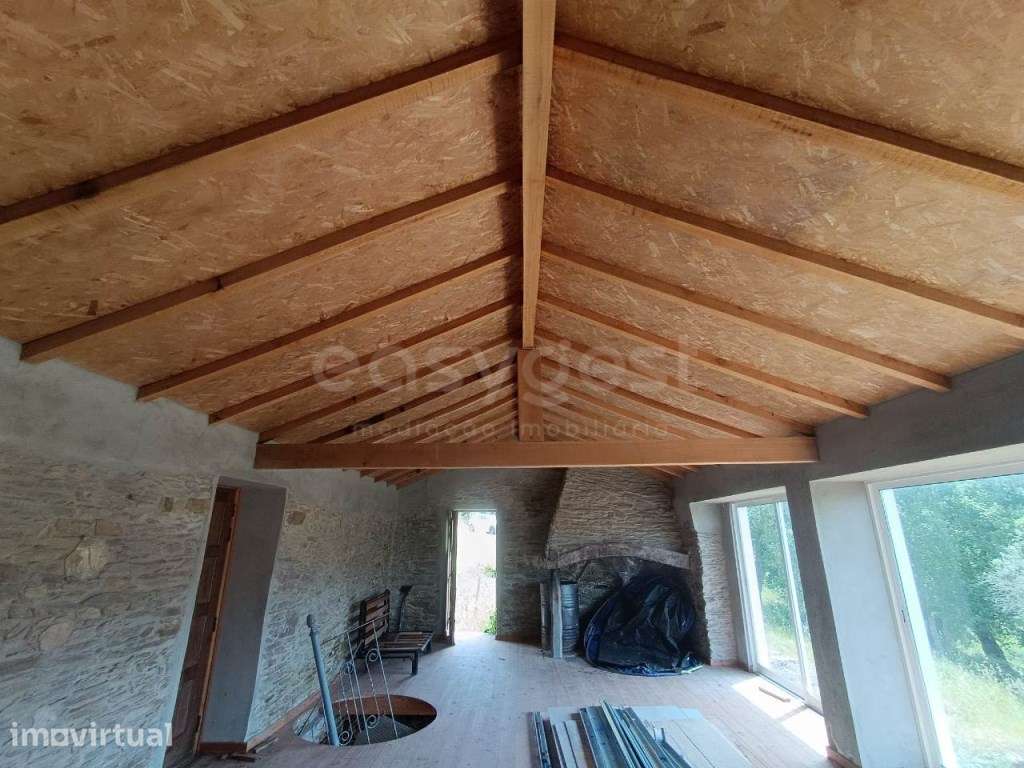 Moradia para remodelação em cenário tranquilo e isolado - Grande imagem: 4/17