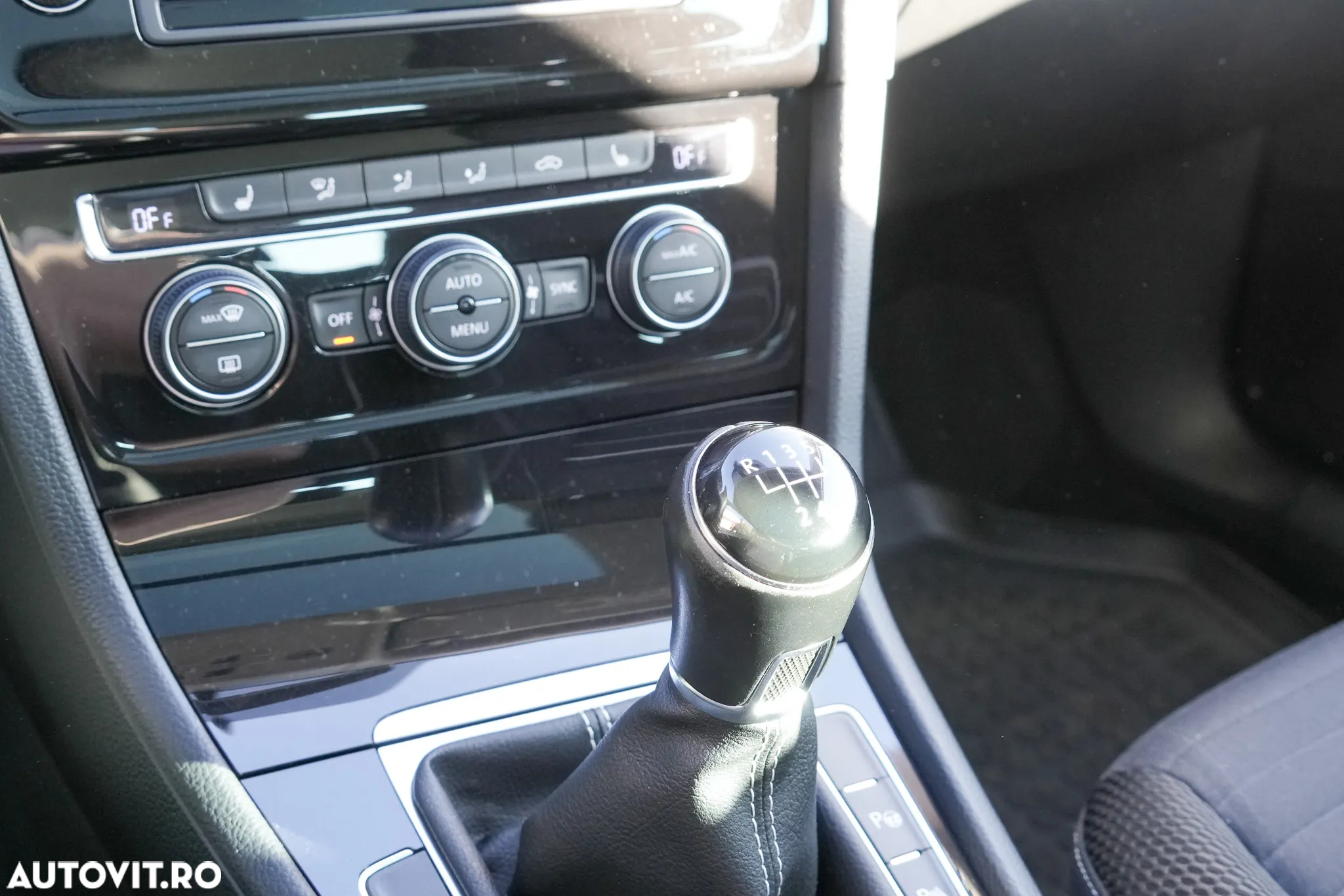 Volkswagen Golf 1.6 TDI DPF Trendline - 14