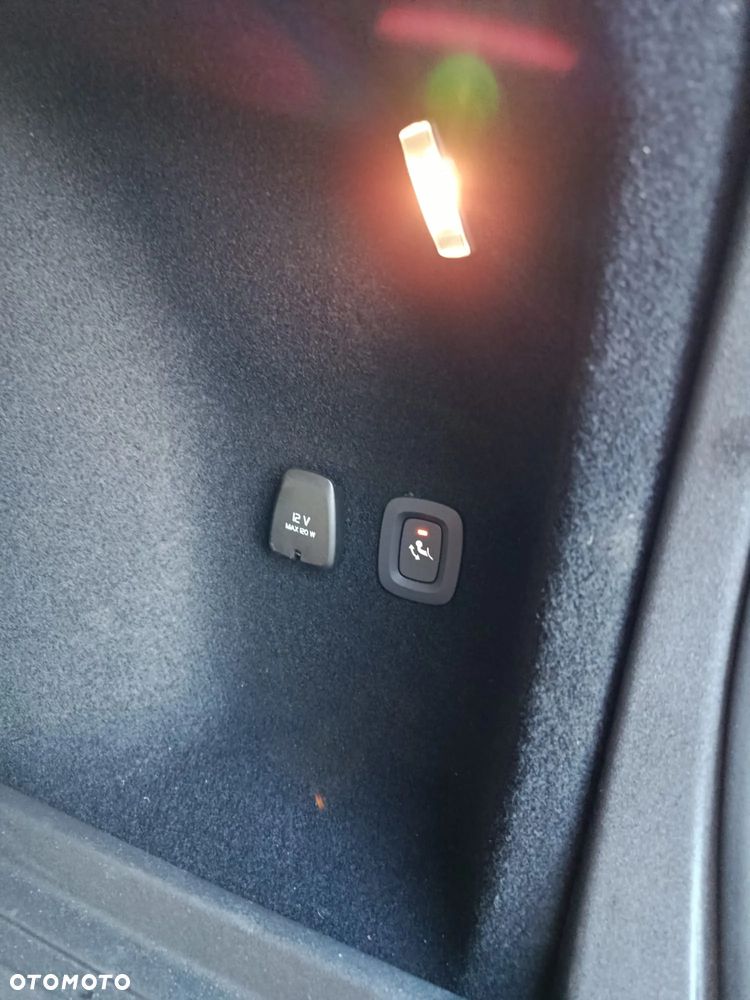 Volvo V60 T8 AWD Plug-In Hybrid Ultimate Dark - 17