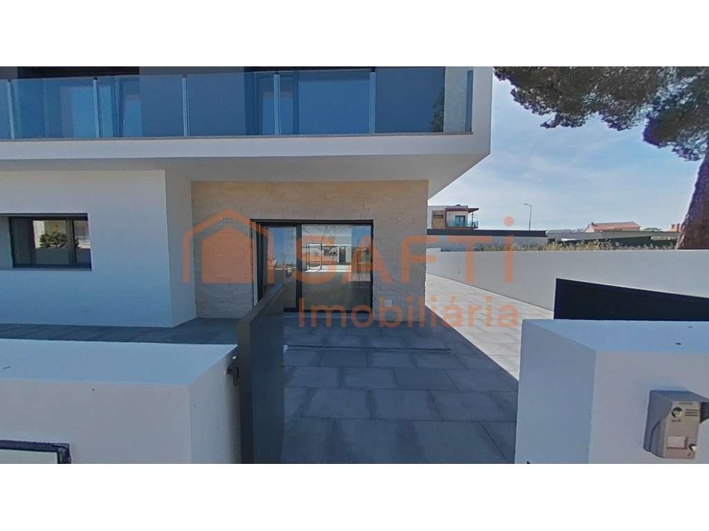 Moradia T4 com garagem na Urbanização do Bonito, Entroncamento, San... - Grande imagem: 4/45