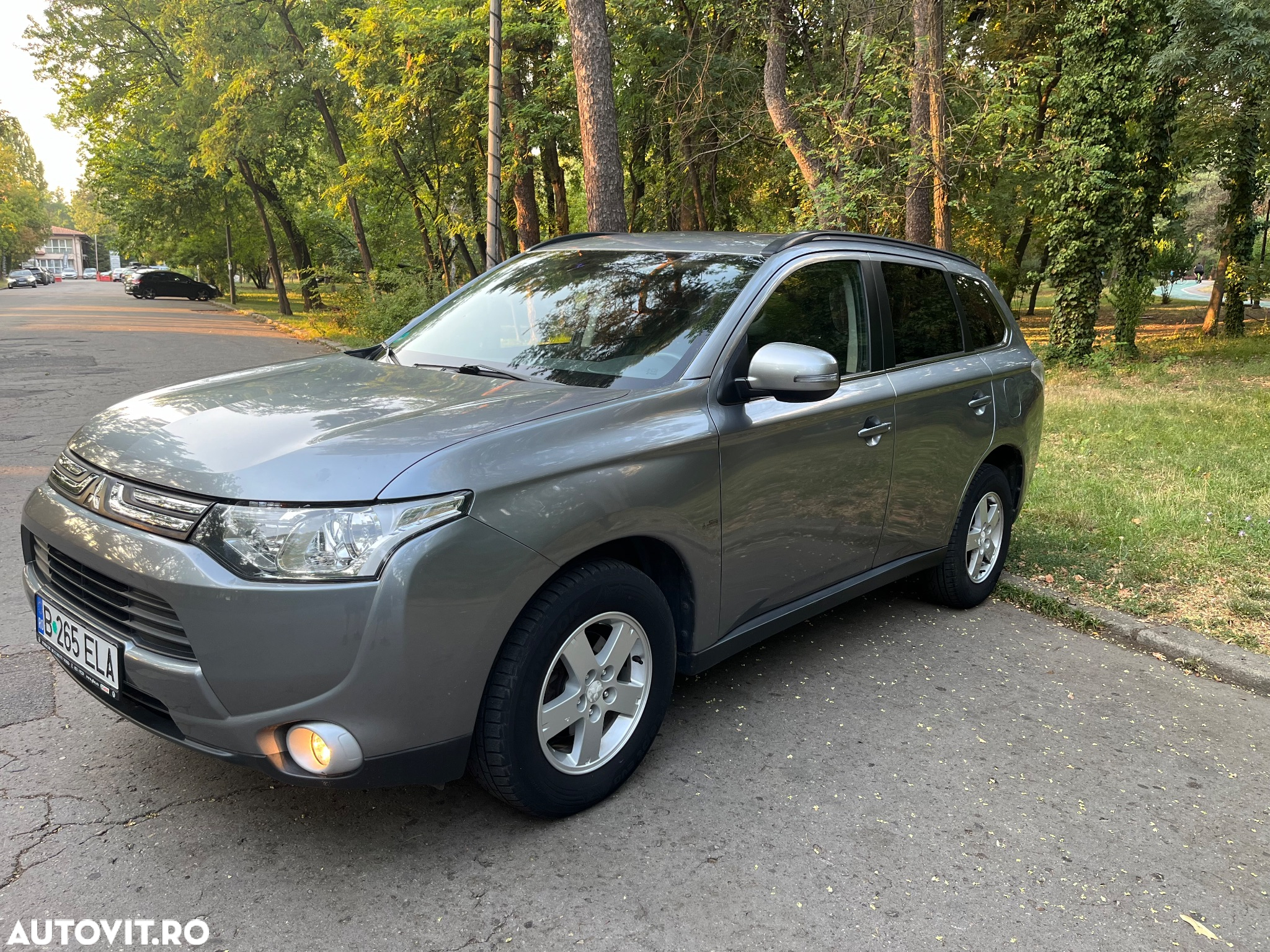 Mitsubishi Outlander - 2