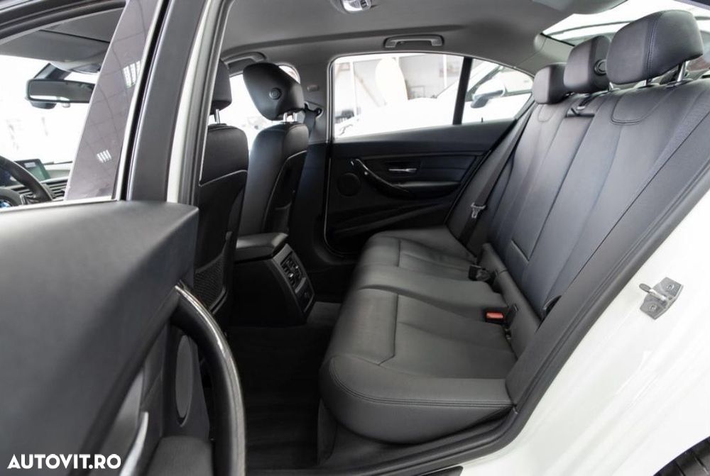 BMW Seria 3 320d Aut. Luxury Line - 24