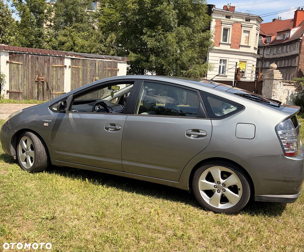 Toyota Prius - 4