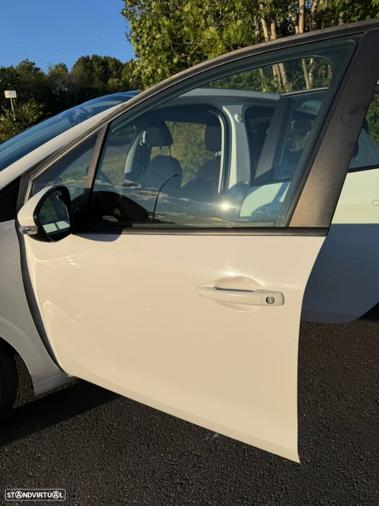 Peugeot 208 - 12