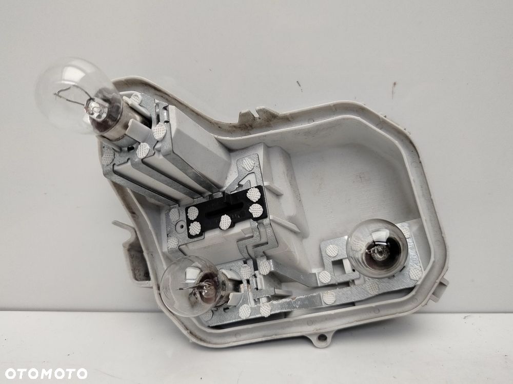 AUDI A4 B7 KOMBI WKŁAD GNIAZDO LAMPY PRAWY TYŁ 484062R - 1