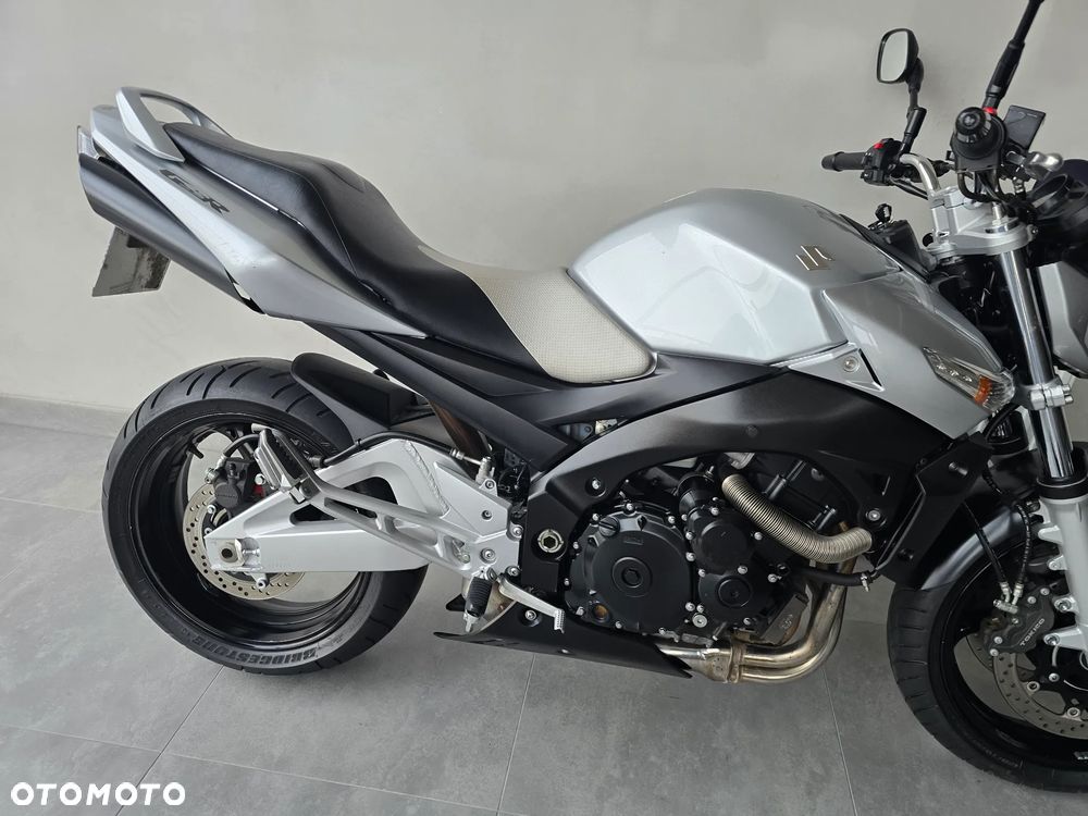 Suzuki GSR - 32