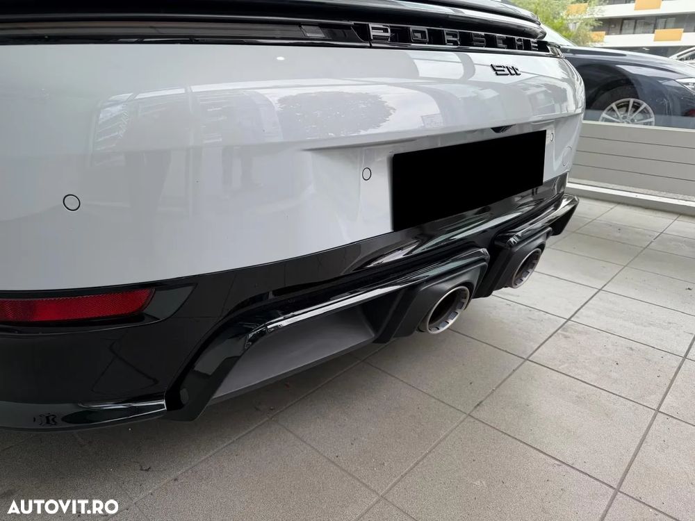 Porsche 911 Carrera 4 GTS PDK - 16