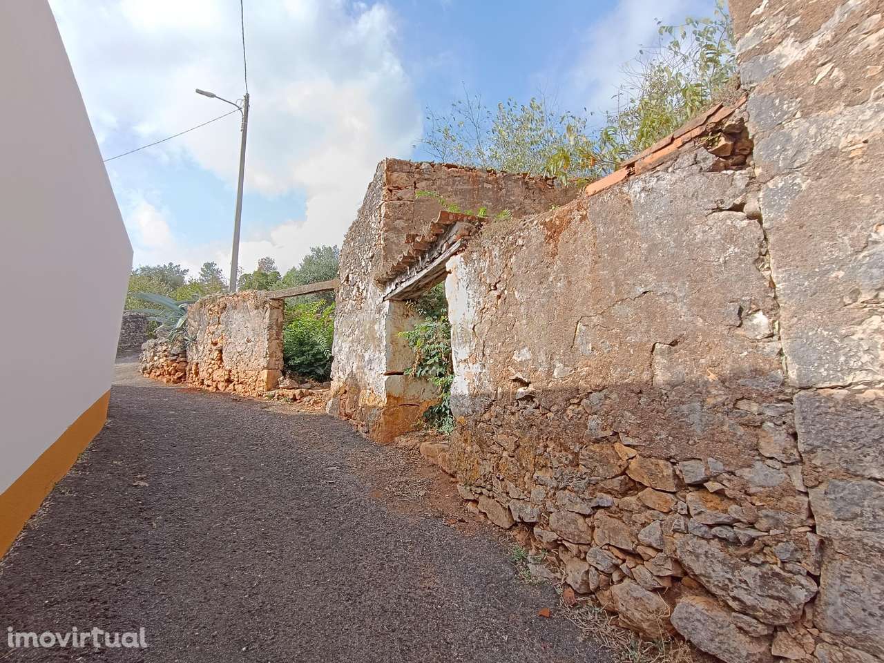 Ruína com Terreno em Pedrogão – Próximo às Grutas de Mira D’Aire - Grande imagem: 3/7