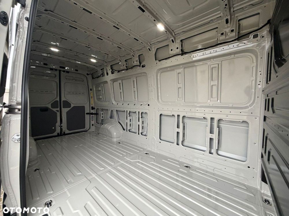 Volkswagen Crafter 35 2.0 TDI L4H3 4490 140 KM - 9