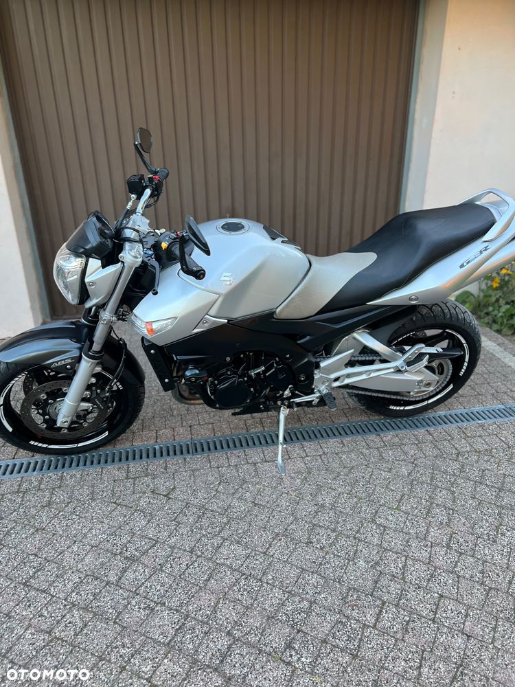 Suzuki GSR - 6