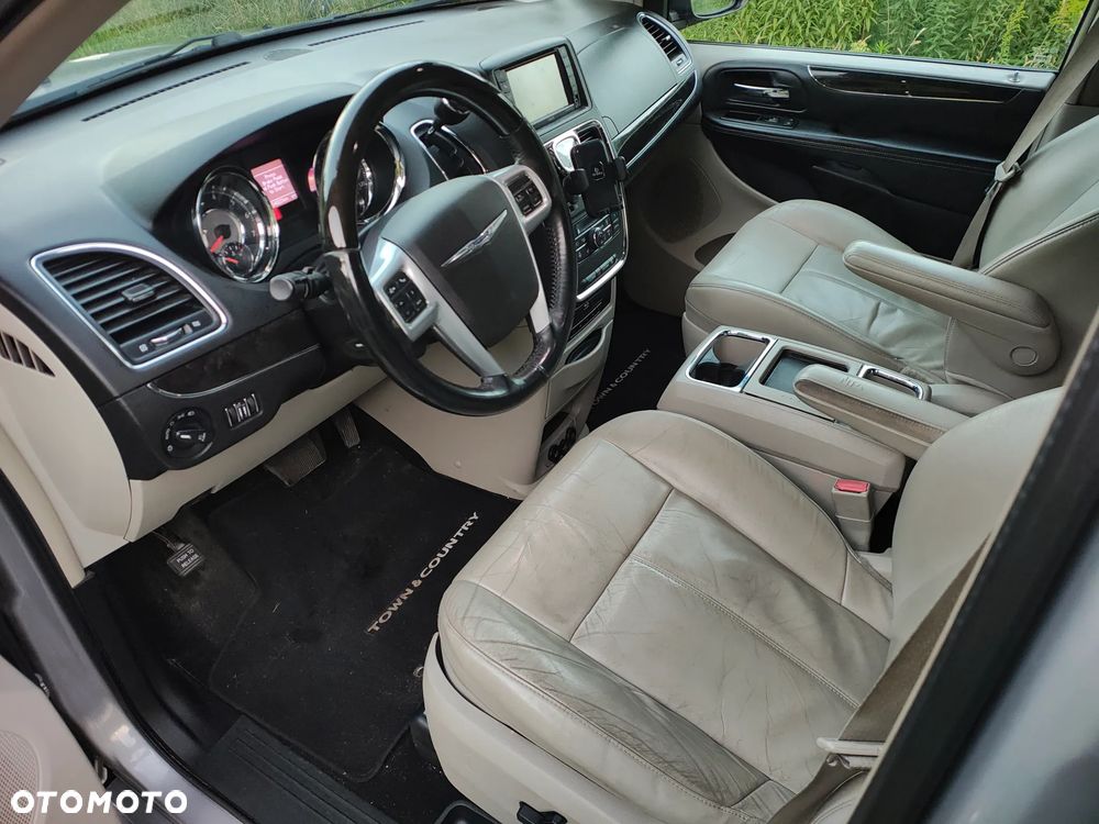 Chrysler Town & Country 3.6 Limited - 15