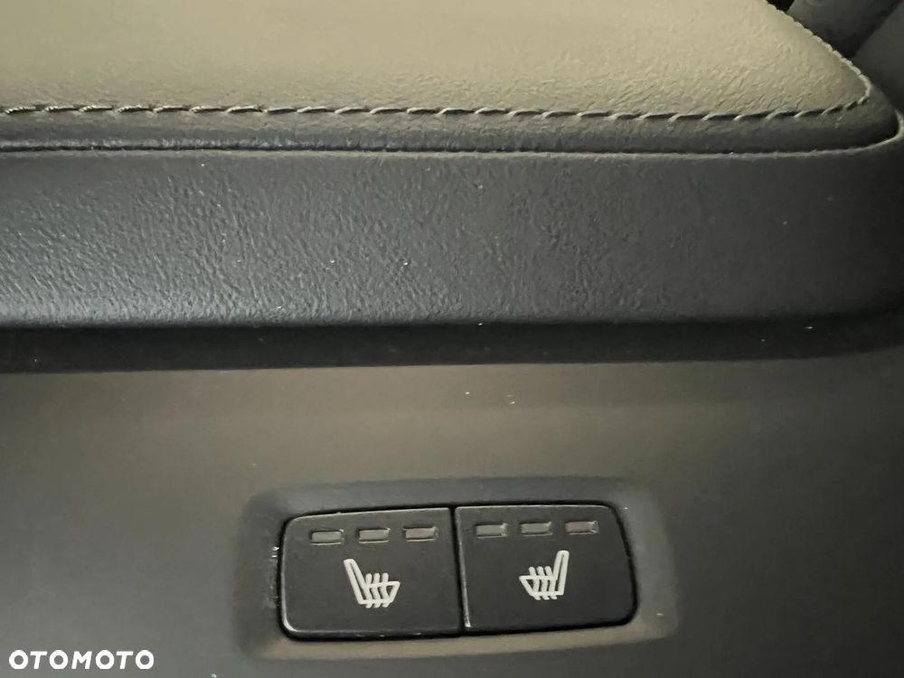 Volvo V60 B4 B DKG Plus Dark - 33