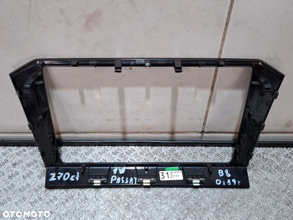 Ramka ekranu osłona dekor radia nawigacji wyświetlacza Volkswagen Passat B8 rok 2019 nr 3G8858069B - 3